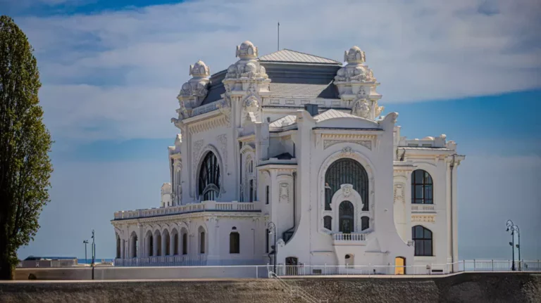 Cazino Constanța în parteneriat cu Art Safari, organizează expoziția „Ea. Regina și marea”