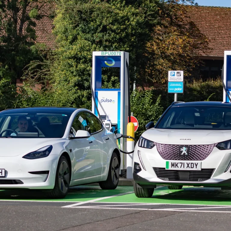 Vehiculele electrice au economisit 1,7 milioane de barili pe zi, în 2025