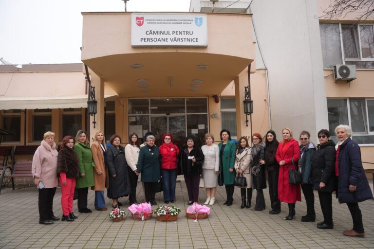 Aproximativ 500 de doamne au primit flori și mărțișoare de la reprezentantele Organizației Femeilor Social Democrate Constanța