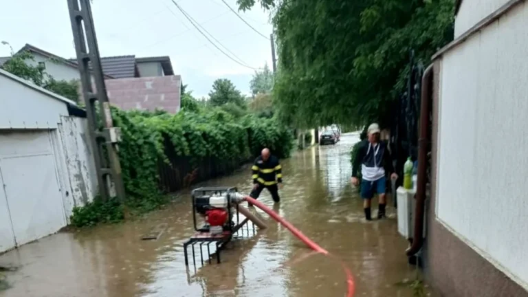 Inundații în șapte județe din țară: Persoane evacuate și zeci de străzi și curți acoperite de ape