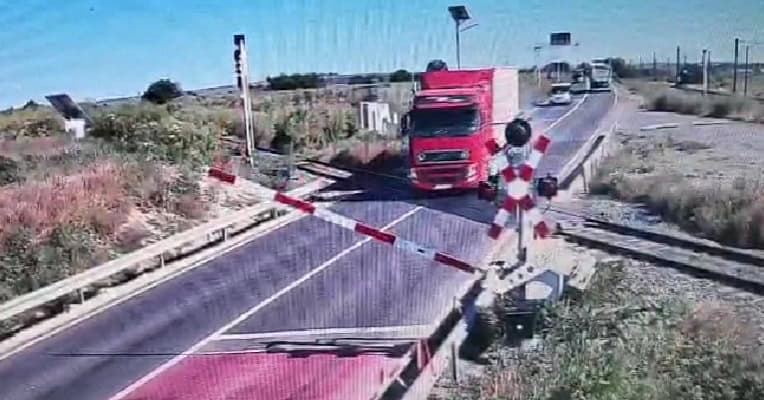 Un șofer de TIR a forțat bariera de la trecerea la nivel cu calea ferată din localitatea Dorobanțu