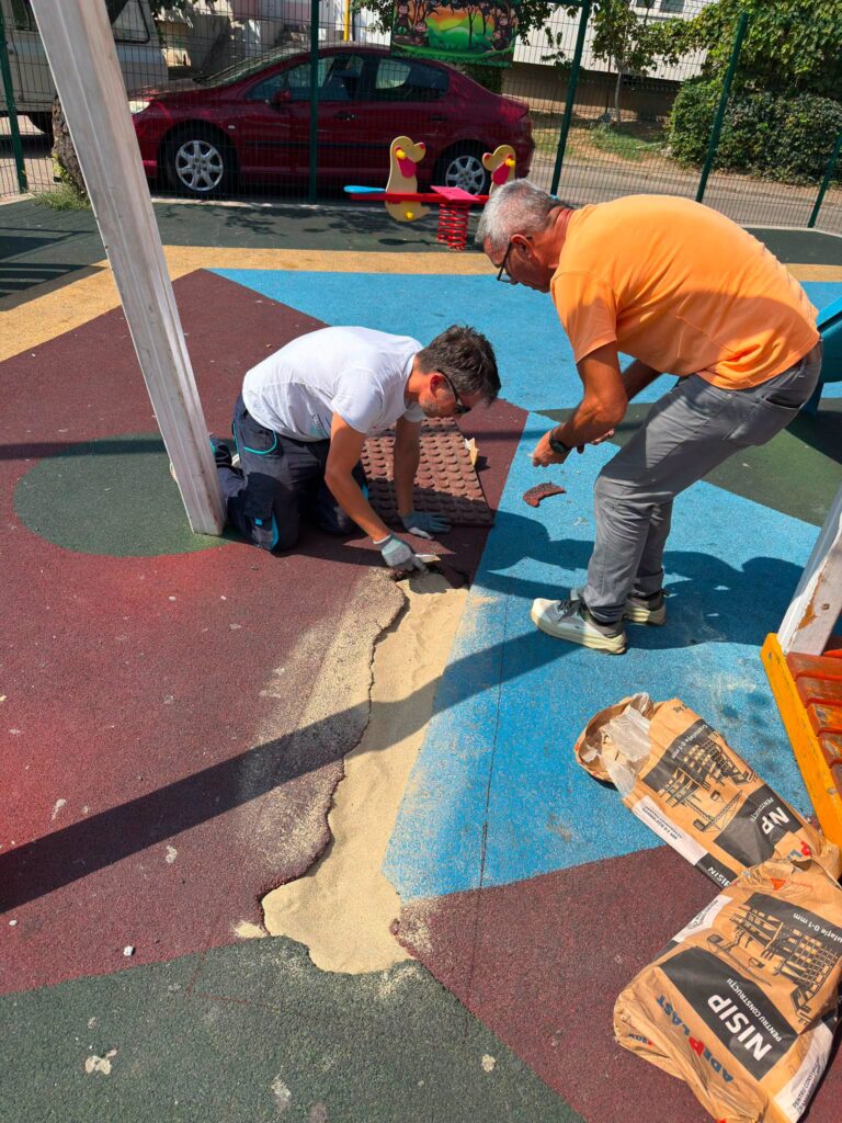 Se fac lucrări de reparații și întreținere la cele 14 locuri de joacă administrate de Confort Urban